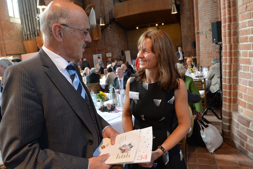 die beiden ehemaligen Leitungen der EEB, Dr. Melanie Beiner und Wilhelm Niedernolte beim 50. Jubiläum der EEB in der Marktkirche