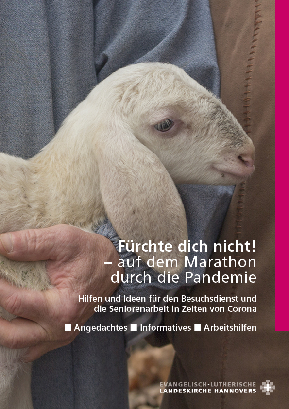 Titelbild der Broschüre, ein Lamm wird von einer Person getragen, die Hand sieht faltig aus.