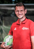 Kevin Dörr Kevin Dörr von der Per Mertesacker Stiftung, Rotes Shirt, Ball in der Hand, Fußballtor im Hintergrund