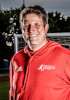 Marcus Olm von der Per Mertesacker Stiftung, rote Jacke, Fußballtor im Hintergrund